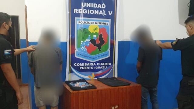 Dos jóvenes fueron detenidos tras robar y comercializar prendas de vestir.