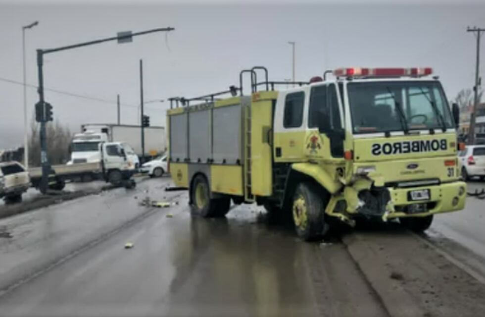 Doble accidente en Comodoro Rivadavia: chocaron a unos Bomberos que iban a asistir a un auto