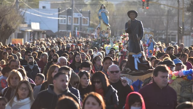 Miles de fieles aprovecharon el fin de semana largo para venerar al "cura gaucho". (La Voz)