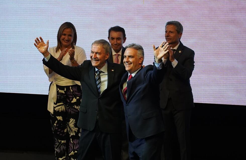 Asunción de Martín Llaryora en San Francisco: recibió la banda y el bastón por parte de Juan Schiaretti