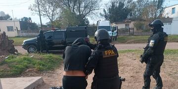 Una de las mujeres detenidas en La Carlota.