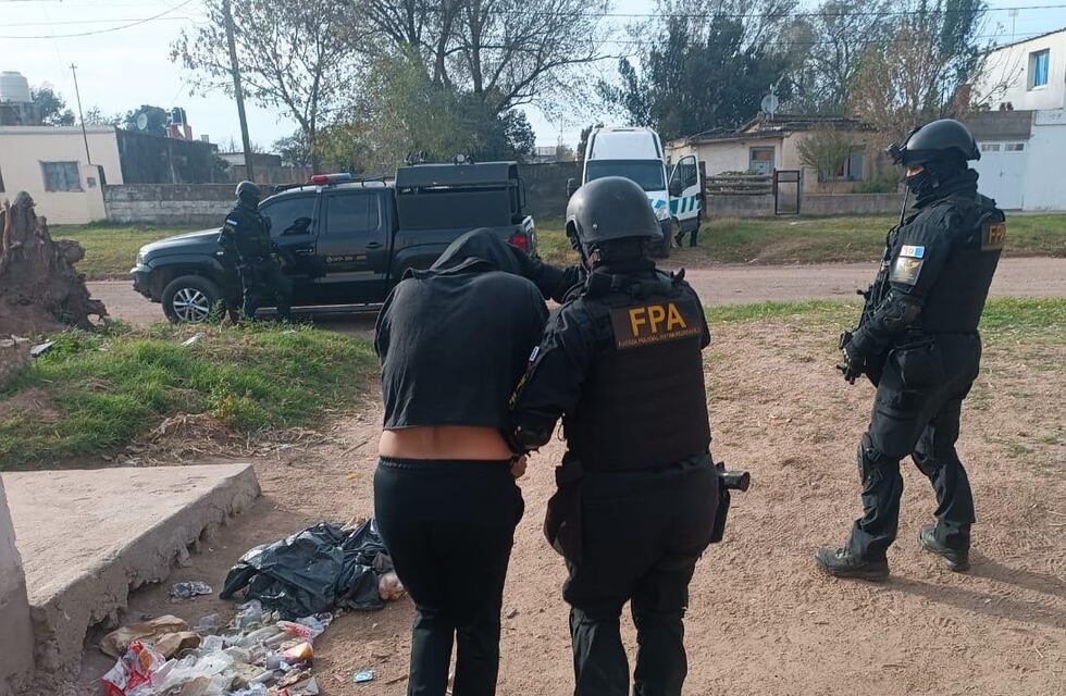 La Carlota: una mujer repartía drogas en una moto junto a su bebé de un año