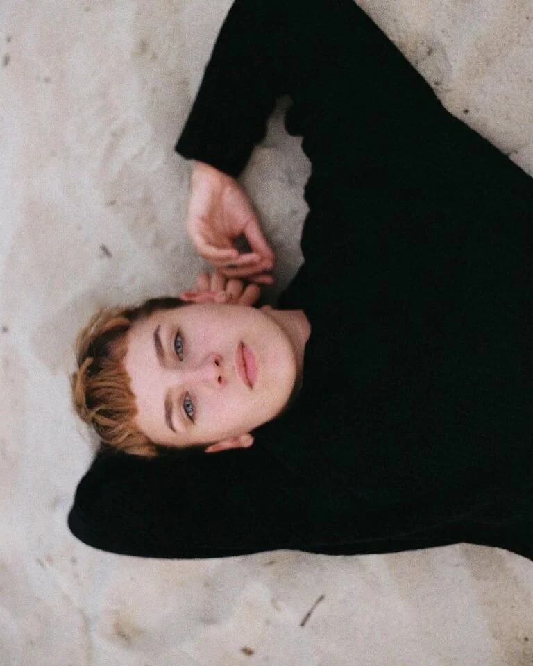 La joven actriz combina su pasión por la actuación con la fotografía y el modelaje, mostrando versatilidad artística.