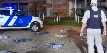 Efectivos de Prefectura Naval Argentina decomisaron casi 600 kilogramos de estupefacientes.