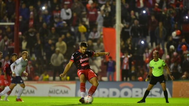 El Tano Graciani se hizo cargo del penal, pero esta vez se lo adivinaron e Instituto perdió una gran chance (Facundo Luque/La Voz).