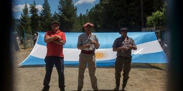 Gauchos a caballo frenaron una movilización kirchnerista a Lago Escondido. / Foto: Clarín