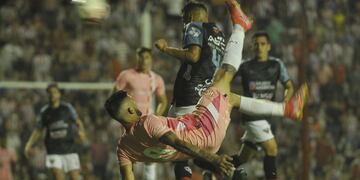 La espectacular chilena de Joaquín Molina para el 2-2 y para la polémica con los hinchas de Instituto (Foto: Javier Ferreyra).