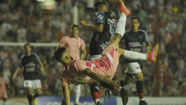 La espectacular chilena de Joaquín Molina para el 2-2 y para la polémica con los hinchas de Instituto (Foto: Javier Ferreyra).