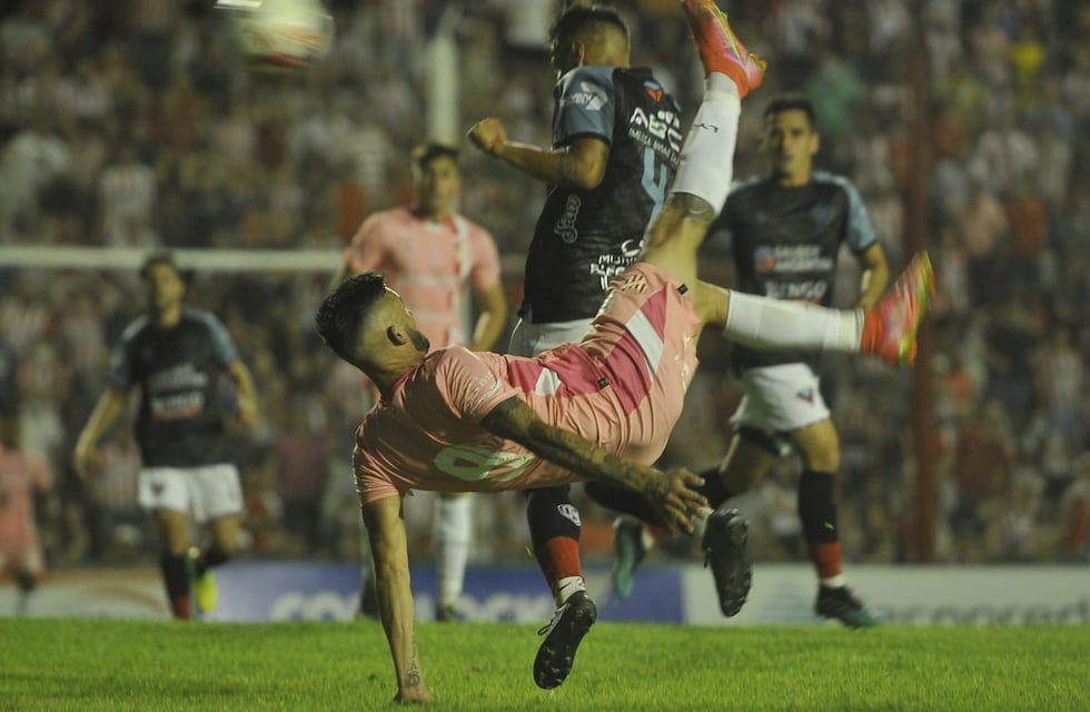Joaquín Molina: del golazo de chilena para el empate de Instituto, a la mueca para los hinchas