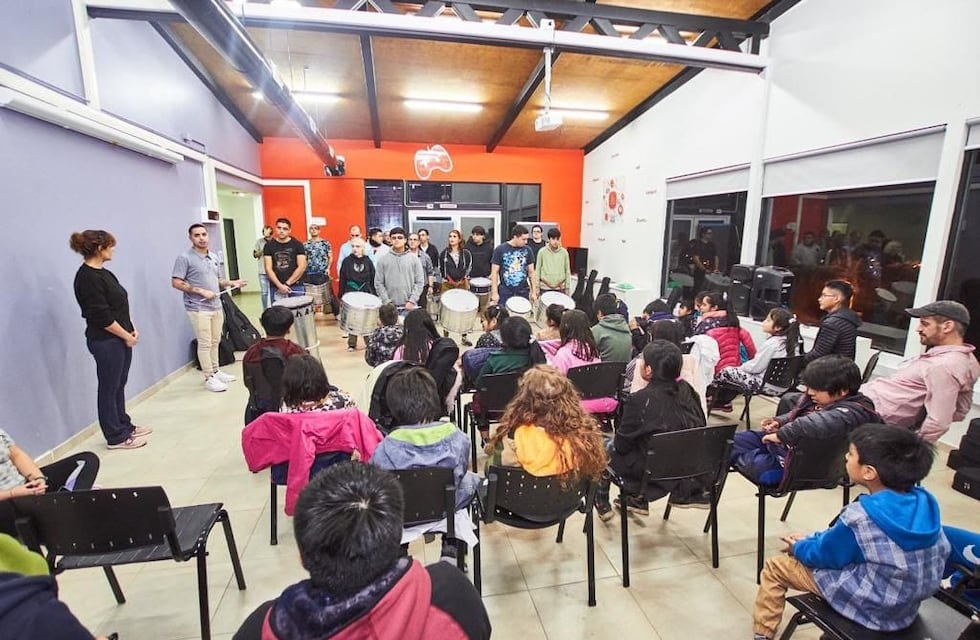 “Mar de Fueguitos” realizó un concierto didáctico junto a la “Familia del Tambor” y “Reencontrándonos”