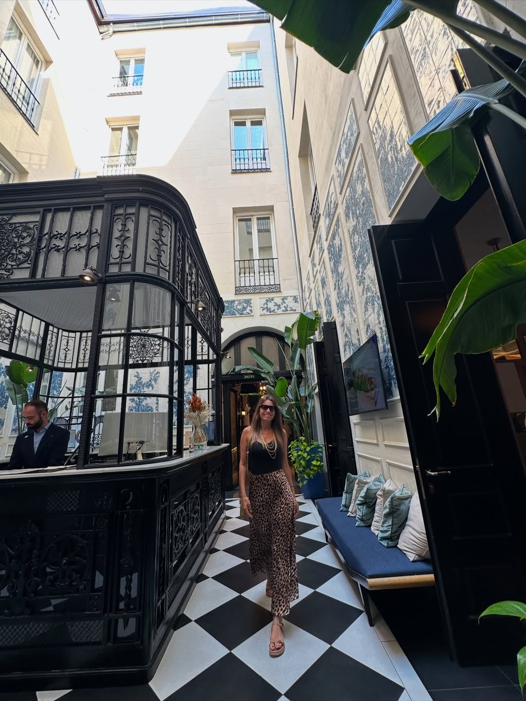 Desde Madrid, Pampita cautivó aplausos con un look con accesorios dorados y se sumó a la tendencia del animal print