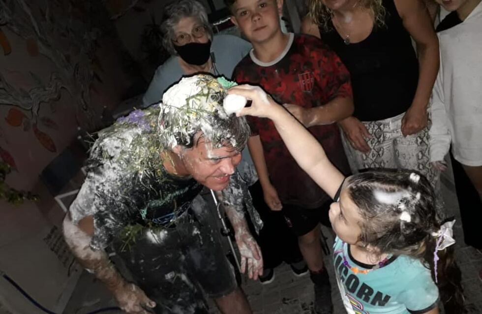 Es intendente, médico, y se acaba de recibir de abogado