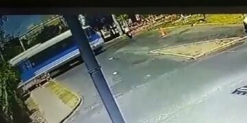 Un motociclista desafió al tren y casi lo atropella.