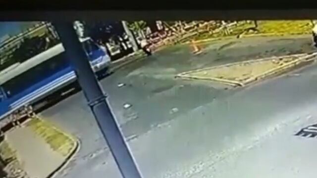 Un motociclista desafió al tren y casi lo atropella.