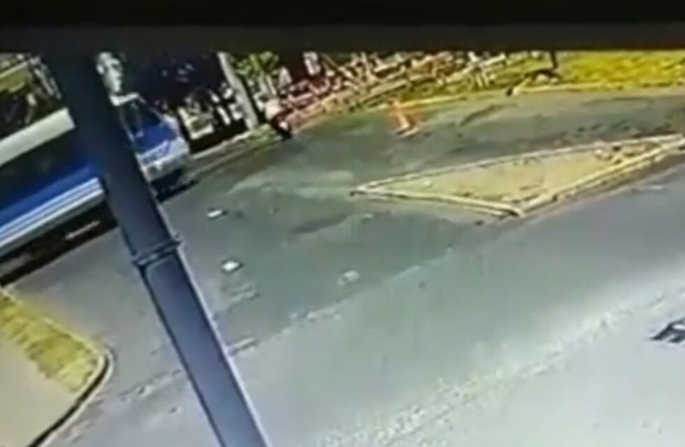 De milagro: una moto se salvó de ser atropellada por el tren, en Córdoba