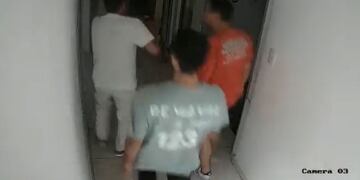 Un médico fue salvajemente agredido por los hijos de una paciente y las imágenes causaron repudio en las redes.