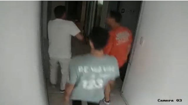 Un médico fue salvajemente agredido por los hijos de una paciente y las imágenes causaron repudio en las redes.