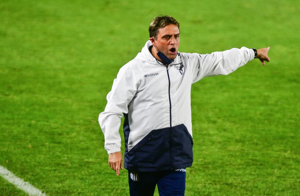Ángel Hoyos y los saldos de su debut como DT de Talleres