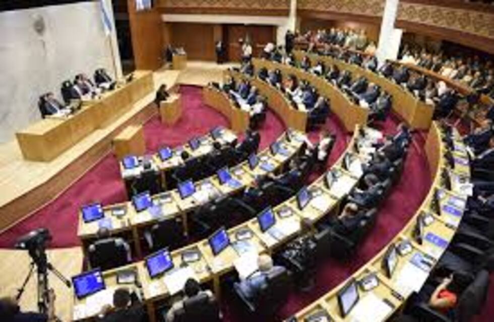 Docentes interinos y directivos de escuelas públicas acceden a la estabilidad laboral por ley