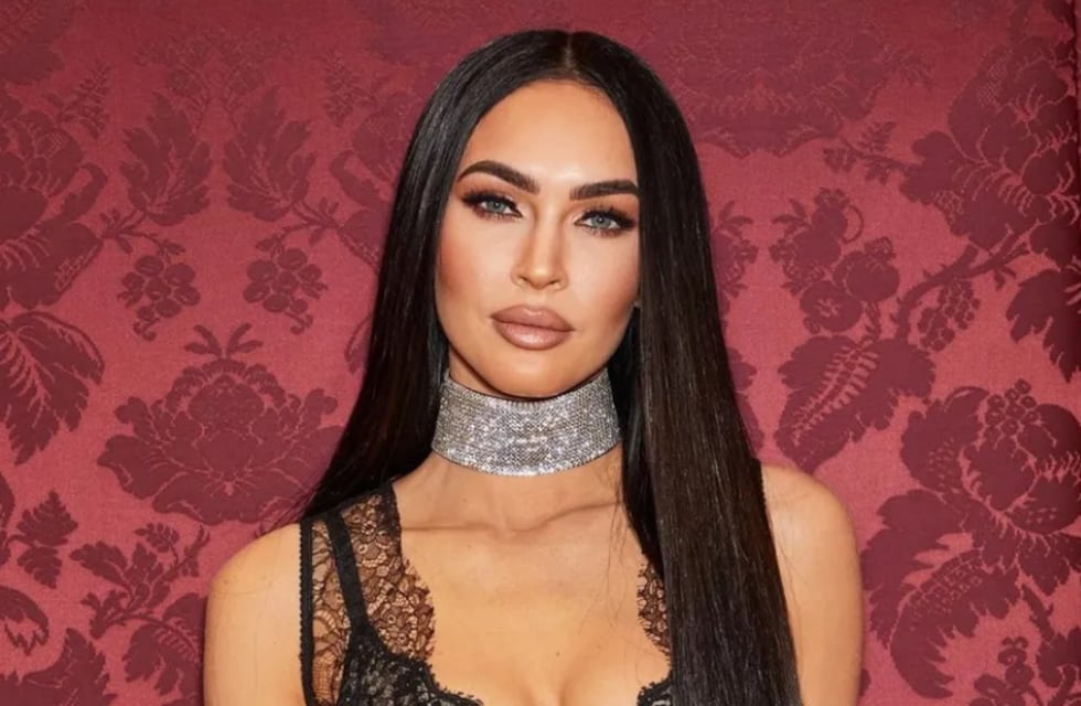 Megan Fox posó desde un auto y al estilo animal print, pero un inesperado detalles se llevó toda la atención: “No mires eso”