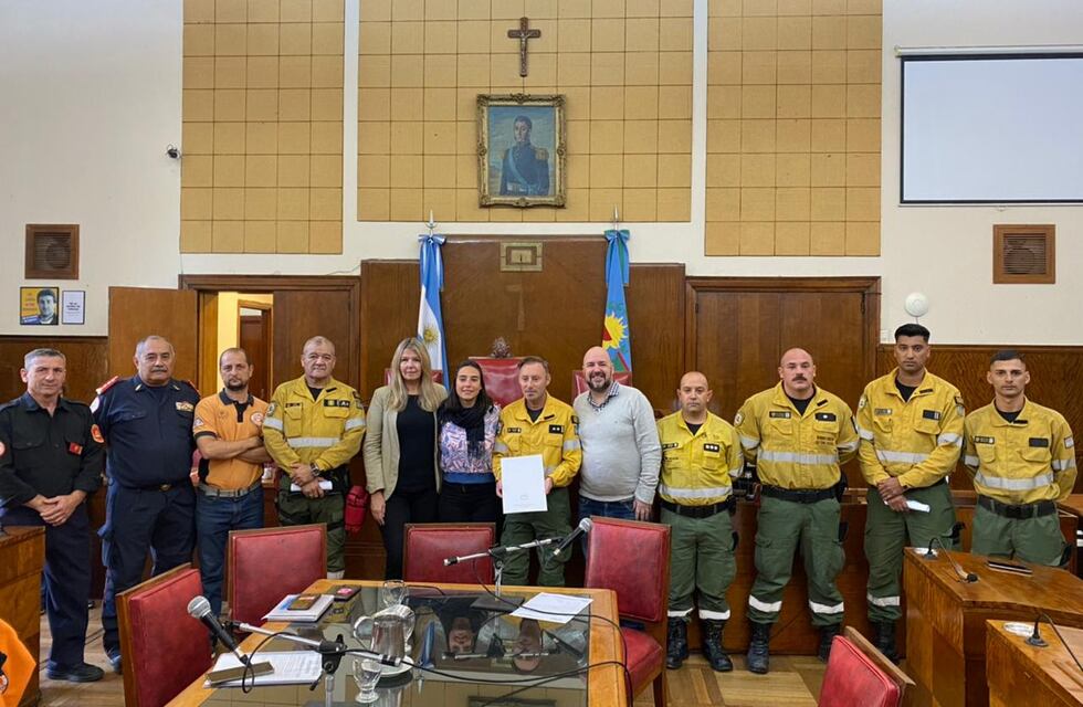 Entregaron un reconocimiento a los bomberos que ayudaron en la lucha contra incendios en Corrientes