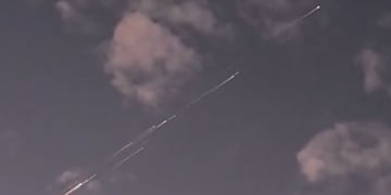 Hubo luces extrañas en el cielo rosarino este domingo.
