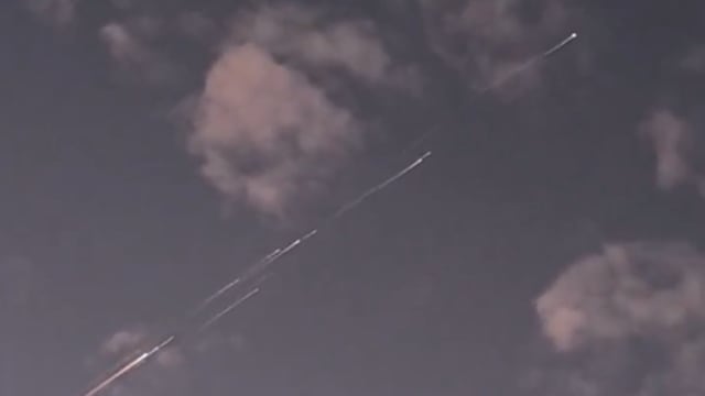 Hubo luces extrañas en el cielo rosarino este domingo.