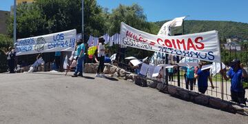 La última y "polémica" manifestación frente a la Municipalidad, el pasado viernes. (Foto: VíaCarlosPaz).