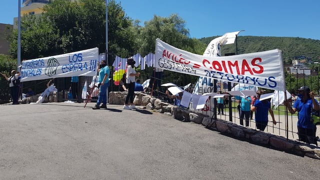 La última y "polémica" manifestación frente a la Municipalidad, el pasado viernes. (Foto: VíaCarlosPaz).