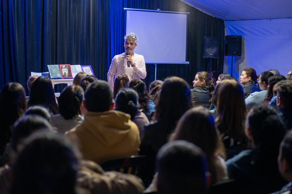 La Feria del Libro 2025 en Arroyito se desarrolló en la Plaza 25 de Mayo