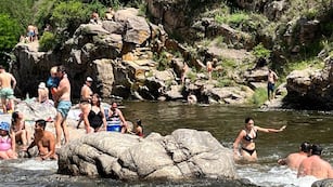 Temporada 2024. Turistas disfrutan del río en la Playa Miami de Santa Rosa de Calamuchita, Córdoba. (Tomy Fragueiro / La Voz)