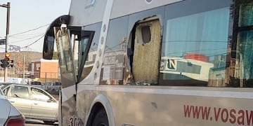 El micro se estrelló contra un kiosco de revistas en la vereda luego del primer impacto.