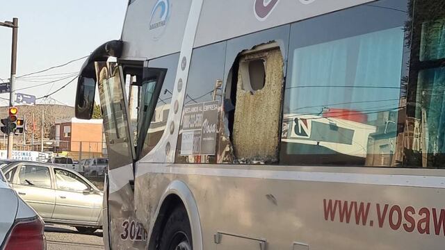 El micro se estrelló contra un kiosco de revistas en la vereda luego del primer impacto.