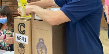 Paso 2021 en Zavalla: Matías Suárez fue a votar junto a su madre (Matías Suárez)