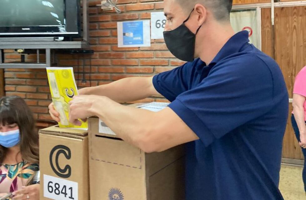 Paso 2021 en Zavalla: Matías Suárez fue a votar junto a su madre