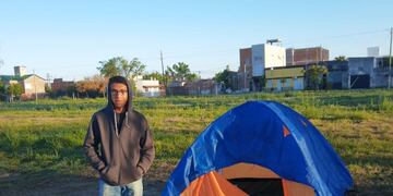 Un estudiante acampó frente a una universidad de Gualeguaychú