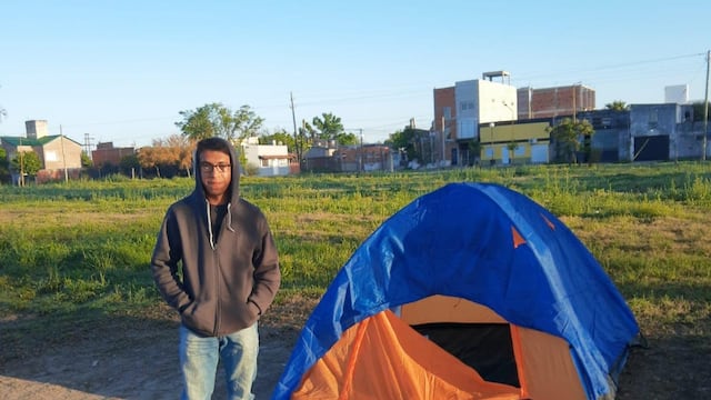 Un estudiante acampó frente a una universidad de Gualeguaychú