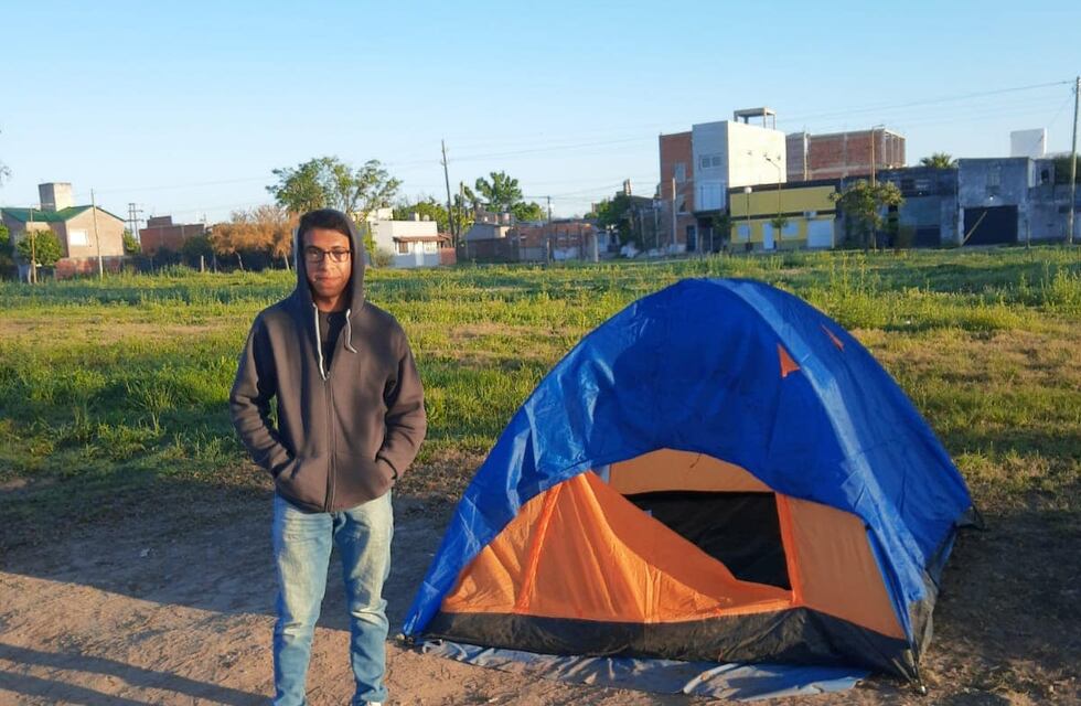 Un estudiante acampó frente a una universidad de Gualeguaychú para poder rendir