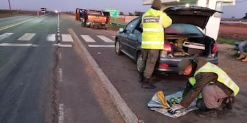 Detienen en un control de Gendarmería a conductor que salió de Iguazú con Ketamina y dólares falsos.