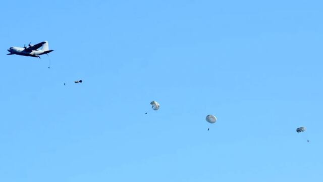 Paracaidistas sobre el lago San Roque