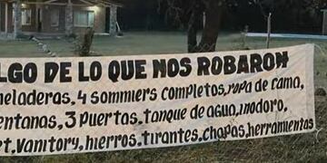 Cansado de los robos, puso pasacalles reclamando a la Policía.