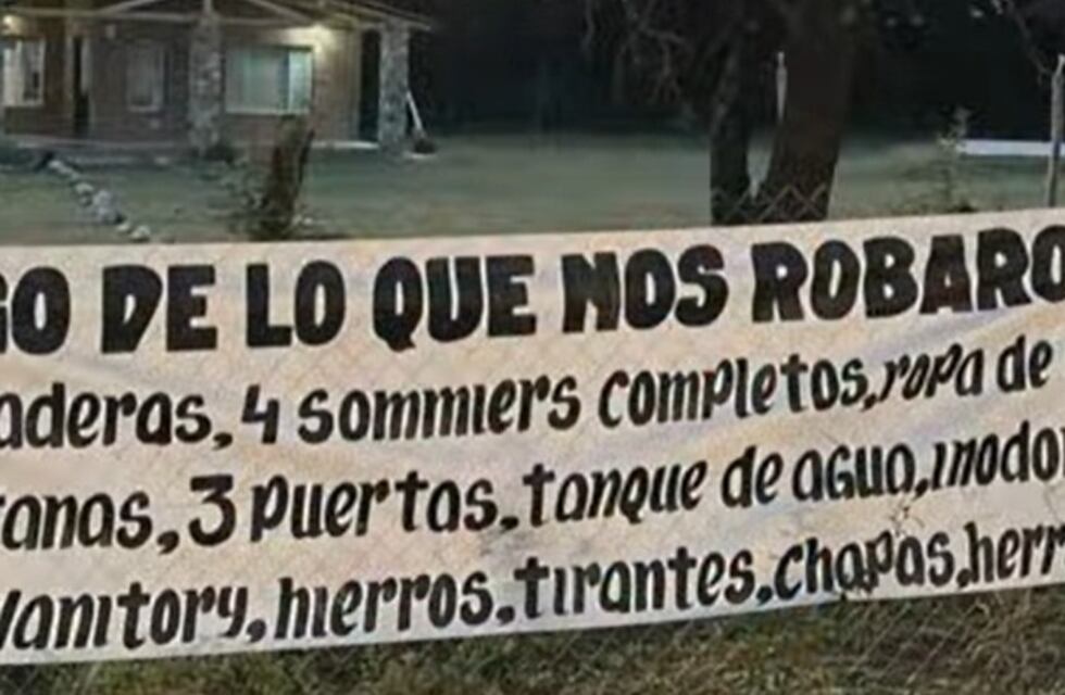 Córdoba: en dos años, le robaron 16 veces y colocó pasacalles para protestar contra la Policía