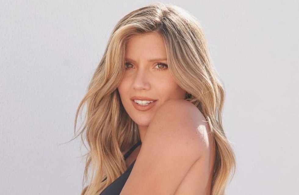 En diferentes poses desde el piso, Laurita Fernández lució un conjunto deportivo color nude