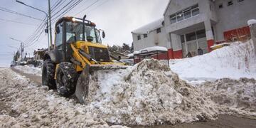 En virtud de las tareas de limpieza de nieve, personal de Atención al Vecino y de Participación Comunitaria mantienen un diálogo permanente con los vecinos.