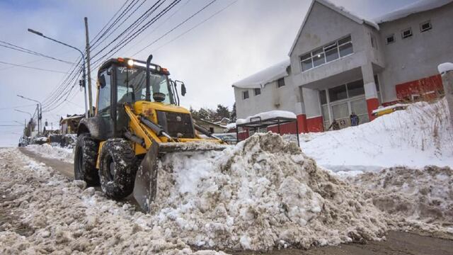 En virtud de las tareas de limpieza de nieve, personal de Atención al Vecino y de Participación Comunitaria mantienen un diálogo permanente con los vecinos.
