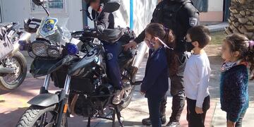 Los chicos del jardín de infantes de Las Heras disfrutaron al subirse a las poderosas motos de la UMAR. Gentileza