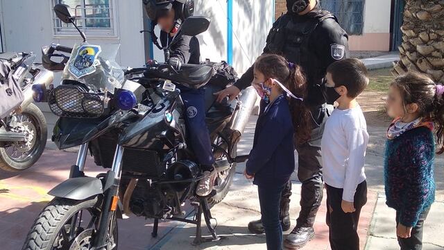 Los chicos del jardín de infantes de Las Heras disfrutaron al subirse a las poderosas motos de la UMAR. Gentileza