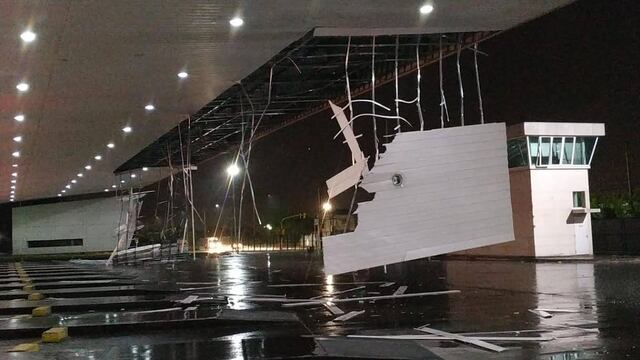La lluvia y el viento dejó destrozos en la ciudad