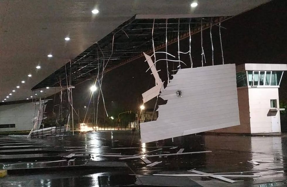 El Temporal en Bahía voló techos y hubo caídas de postes