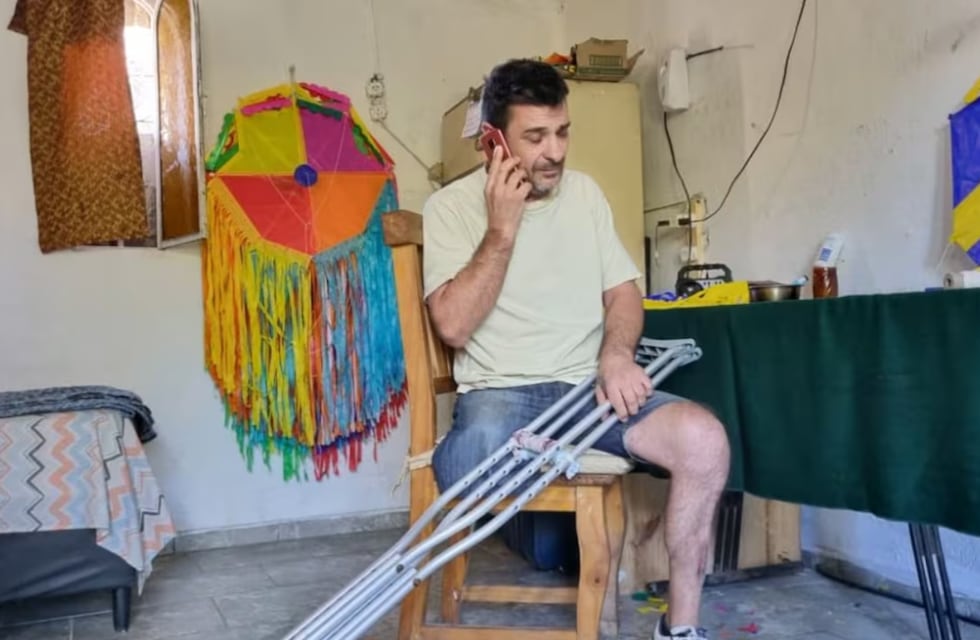 Vende barriletes, le robaron su prótesis y no puede trabajar: el pedido de ayuda de un cordobés